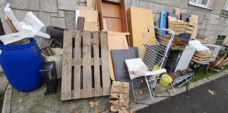 PRED: Šara pred hišo v Ljubljana - prostor pred odvozom kosovnih odpadkov